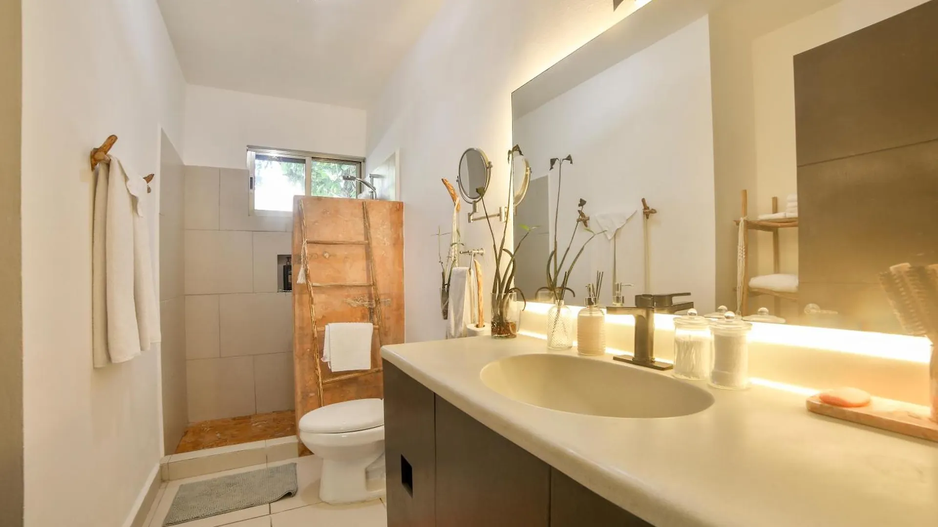 Full Equipped 2 Bdrm Condo In Gated Community & Pool View Playa del Carmen