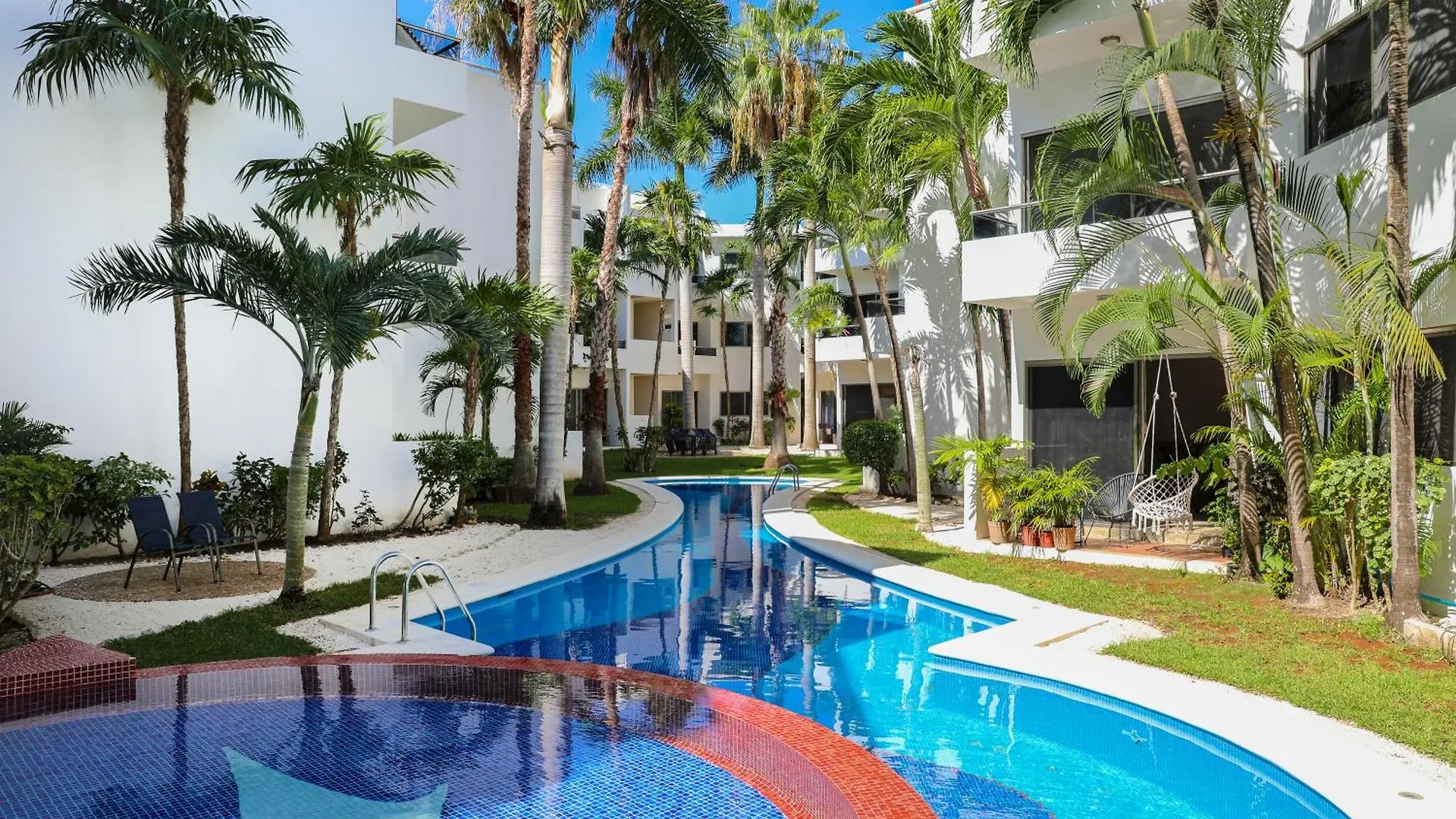 Full Equipped 2 Bdrm Condo In Gated Community & Pool View Playa del Carmen